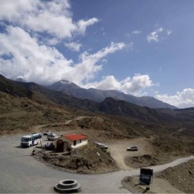 looks around upper mustang trekking